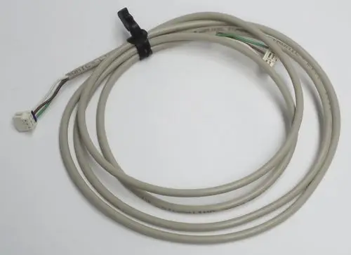 Daikin Kabel mit mehreren Adern und einem Stecker, gebündelt mit einem Kabelbinder, auf hellem Hintergrund.